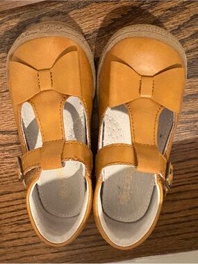 Lamour Toddler Girl SZ 8 Camel color Bow T-Strap Shoes EUC